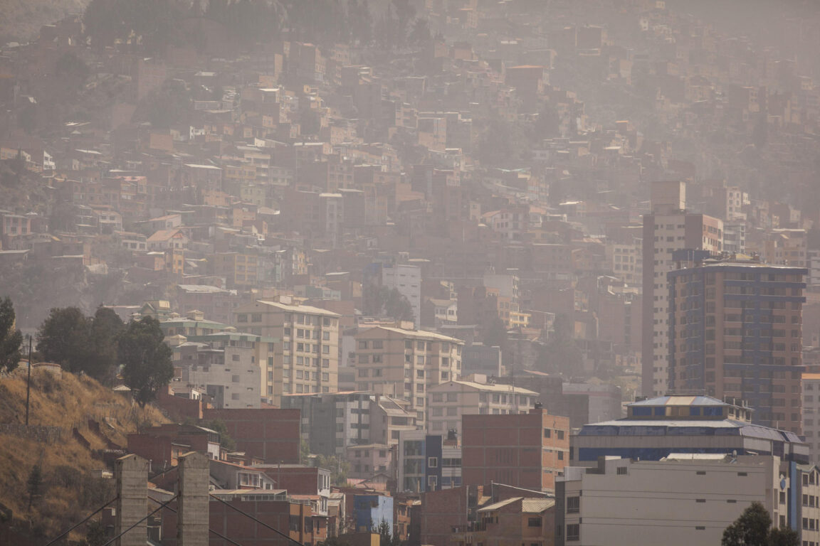 La Paz cubierta con humo