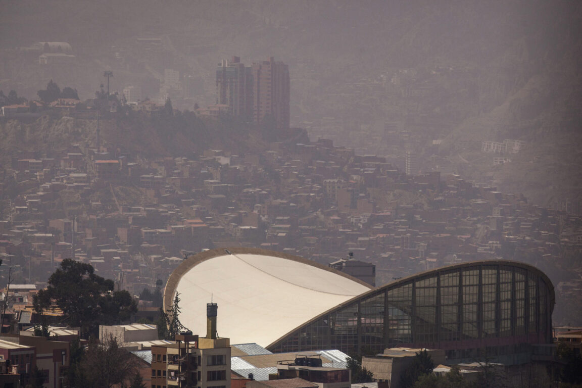 La Paz cubierta con humo 