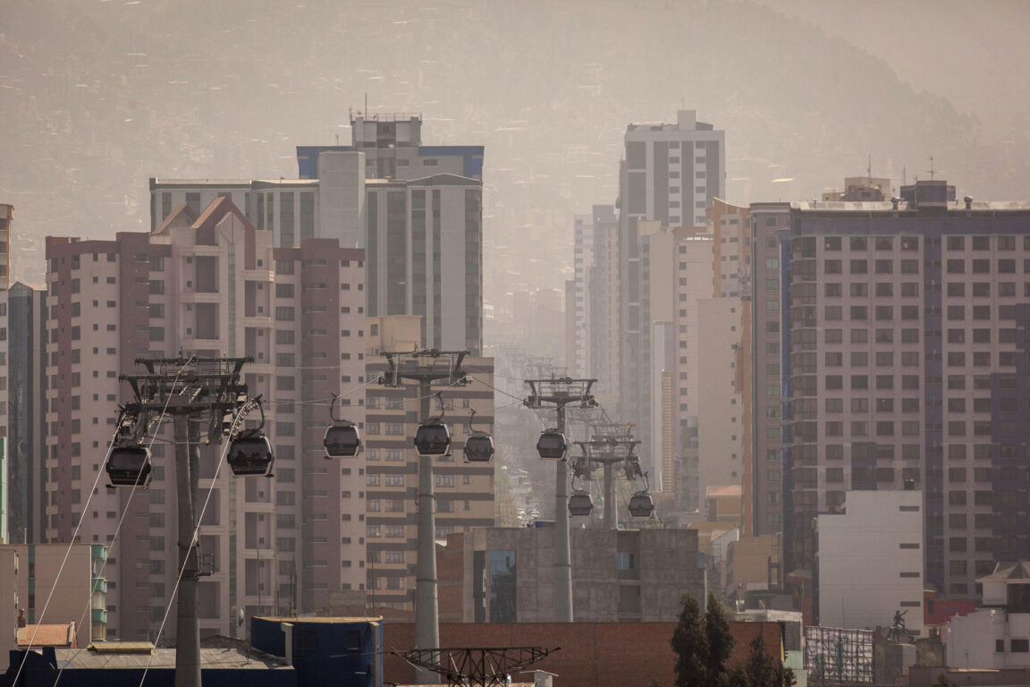 La Paz cubierta con humo