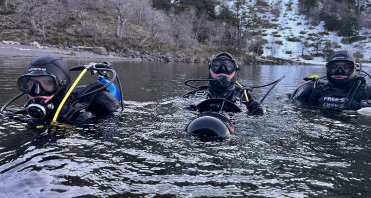 Bomberos de San Rosendo practicando rescate en el agua