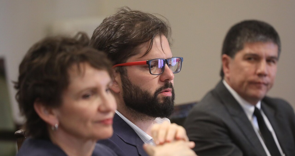 Oposición critica a Boric por no denunciar a Monsalve tras confesar revisión de cámaras de hotel