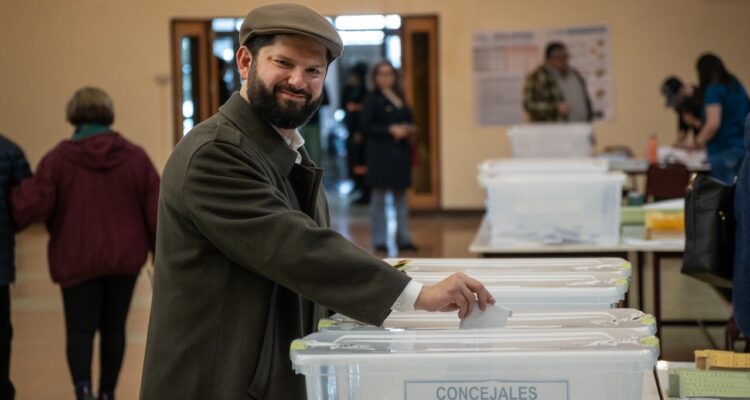 Presidente de la República, Gabriel Boric Font, realiza declaración a los medios de comunicación luego de votar en las Elecciones Regionales y Municipales 2024.