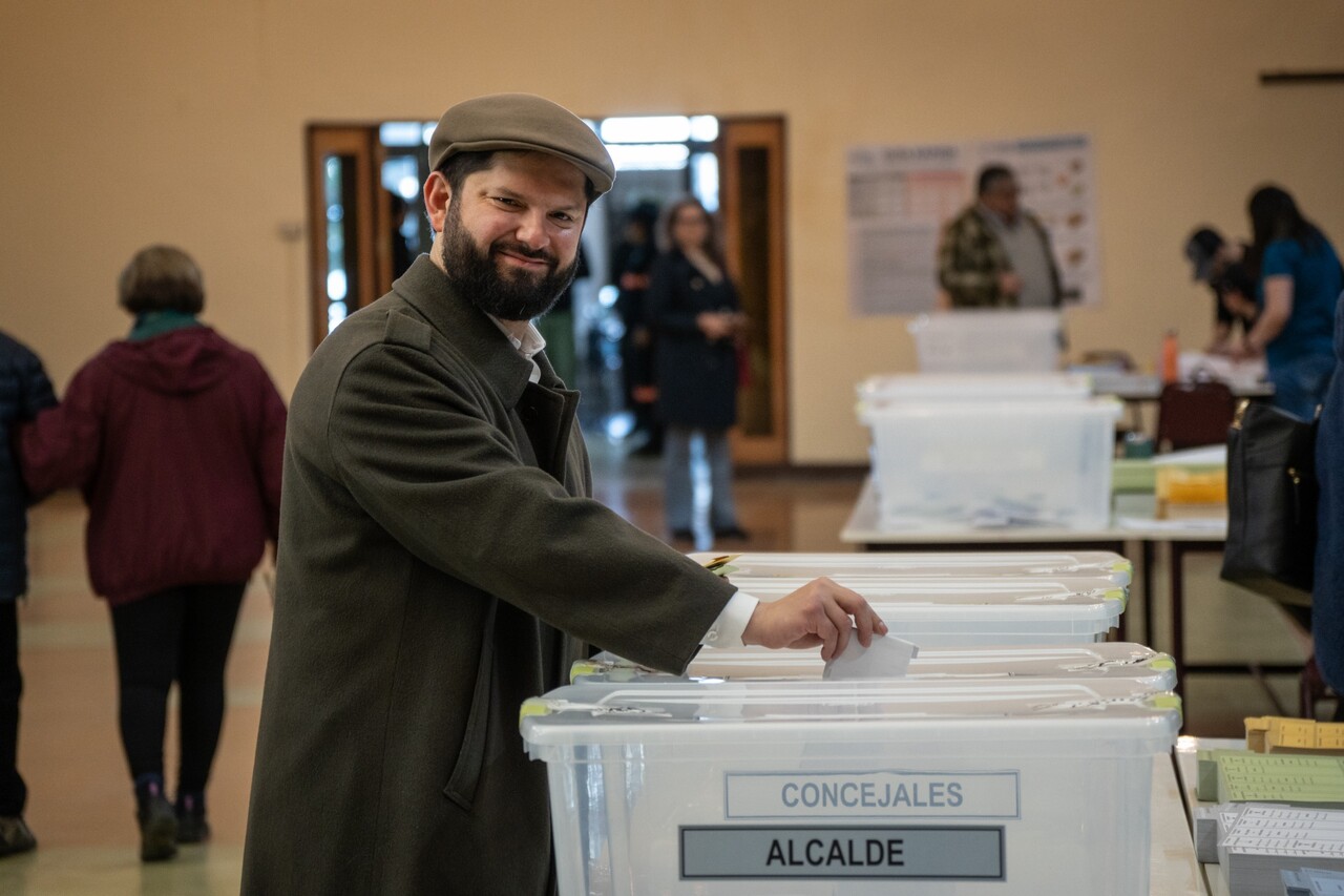 Presidente de la República, Gabriel Boric Font, realiza declaración a los medios de comunicación luego de votar en las Elecciones Regionales y Municipales 2024.