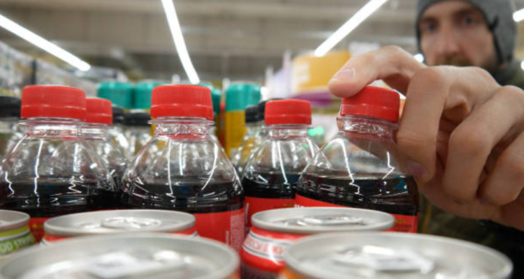 Estudio revela que aumentan microplásticos en una botella de Coca Cola a medida que abres la tapa