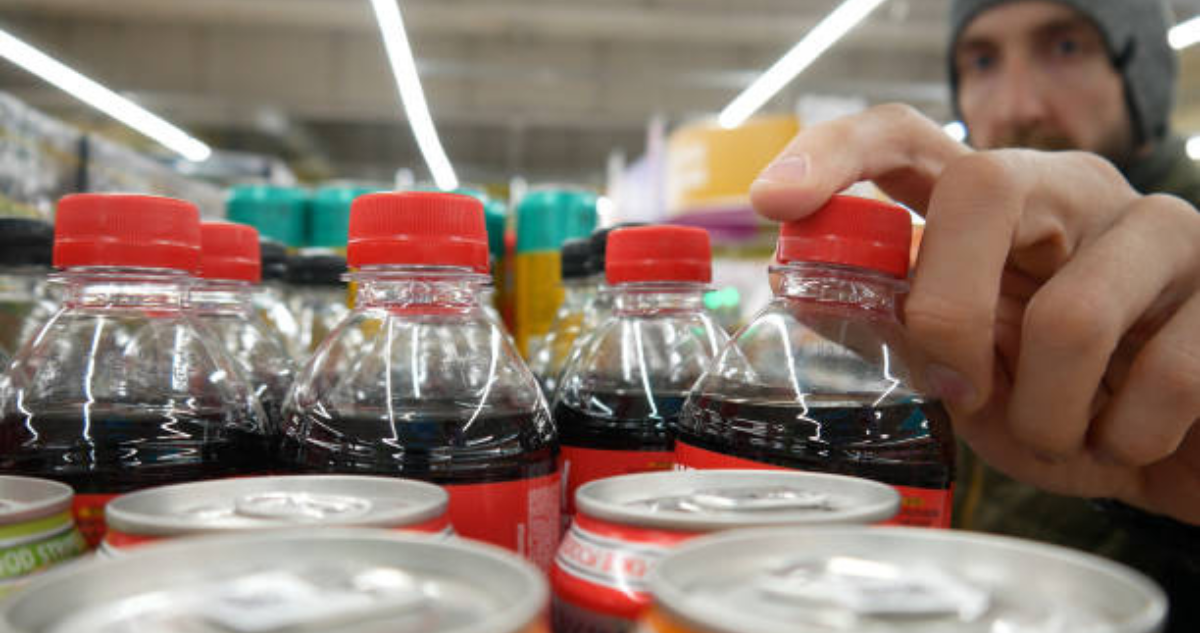 Estudio revela que aumentan microplásticos en una botella de Coca Cola a medida que abres la tapa