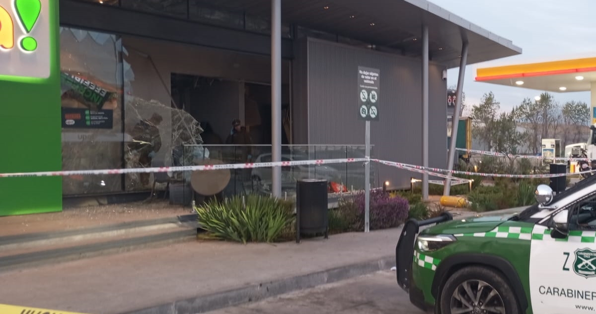 Nuevo robo a cajero automático: delincuentes detonan dispensador en servicentro de Quilicura