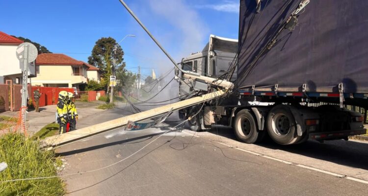 Camión de grandes dimensiones derriba poste y genera corte de luz en San Pedro de la Paz