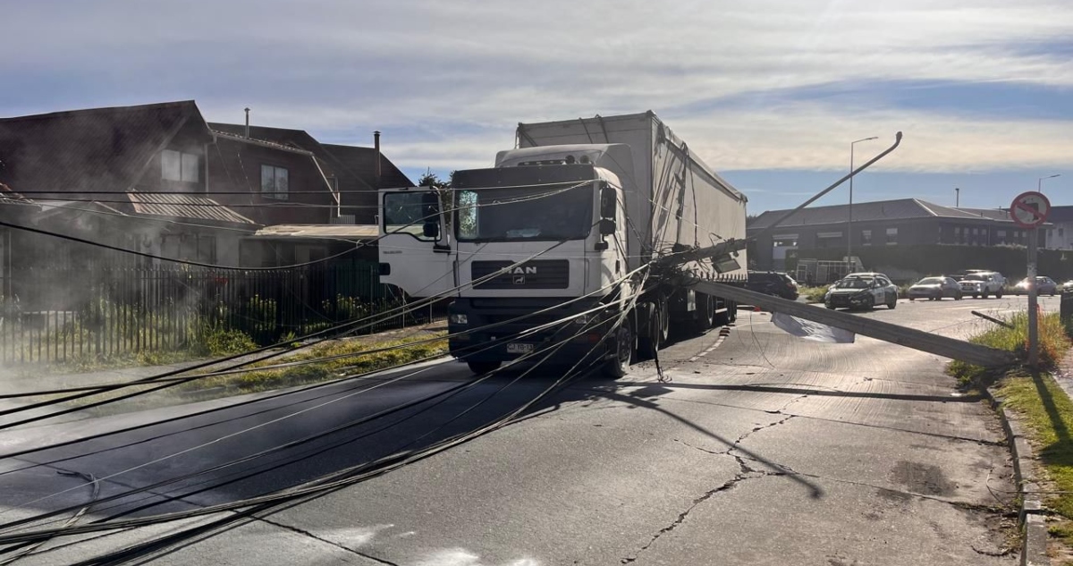 Camión derriba poste en San Pedro de la PAZ