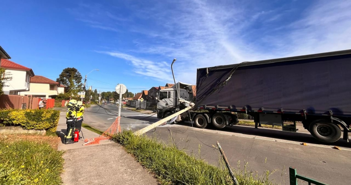 Camión derriba poste en San Pedro de la Paz