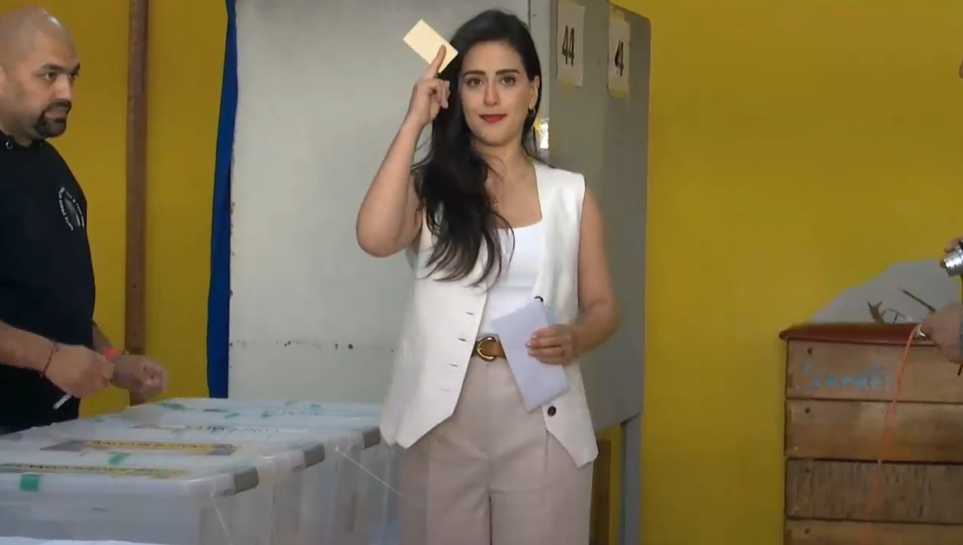 Alcaldesa Ripamonti votando en Viña del Mar