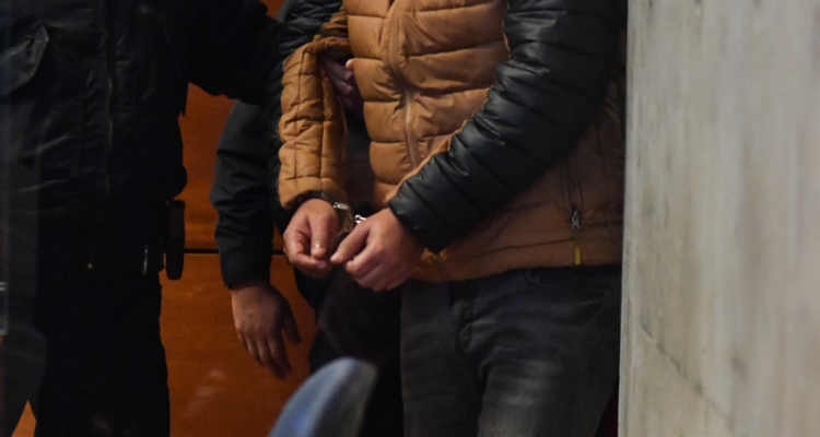 Condenan a 12 años de cárcel a sujeto por romper vidrios de autos y robar celulares en Lo Espejo