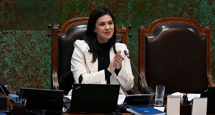 Cariola pide revisar sueldos de funcionarios tras polémica en el Senado: “es importante conocerlos”