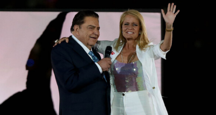 Cecilia Bolocco junto a Mario Kreutzberger “Don Francisco” en la Teletón en referencia a criticas