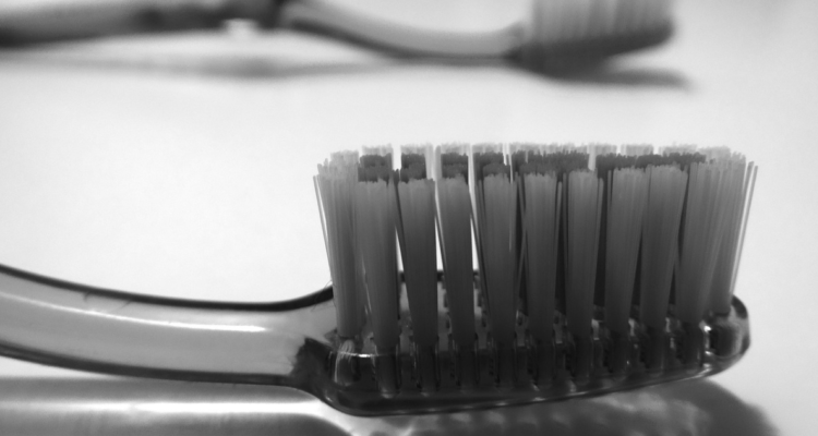 Nuevo estudio confirma que más de 600 virus viven en los cepillos de dientes que están en el baño