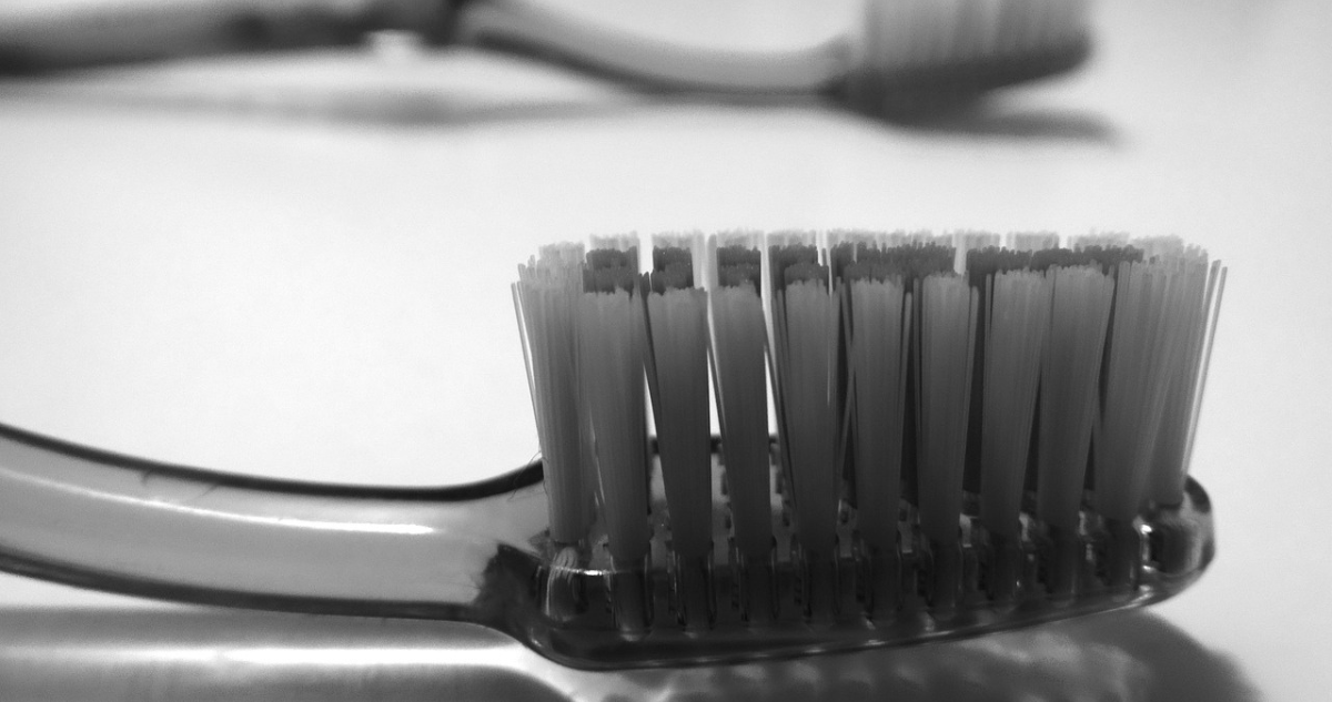 Nuevo estudio confirma que más de 600 virus viven en los cepillos de dientes que están en el baño