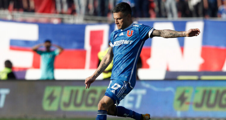 Charles Aránguiz jugando por Universidad de Chile en el Campeonato Nacional 2024