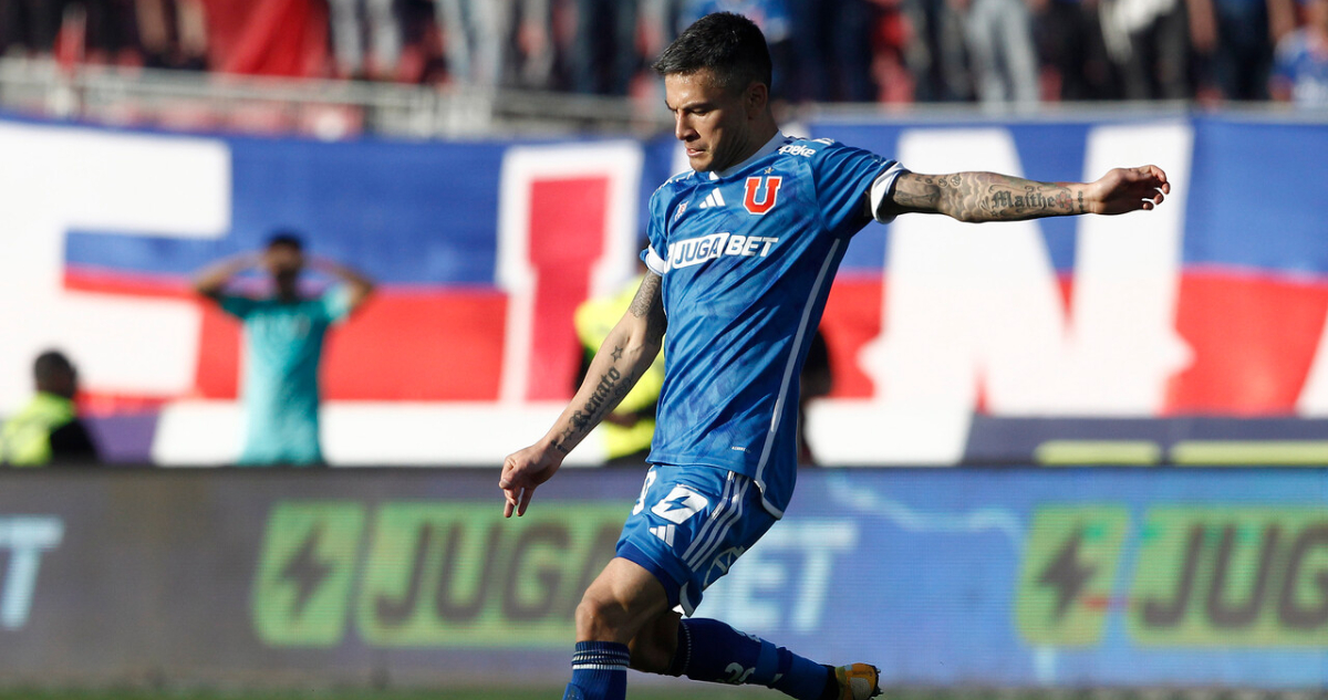 Charles Aránguiz jugando por Universidad de Chile en el Campeonato Nacional 2024