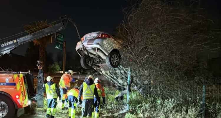 Chofer se vuelca en Quilicura y termina sobre barreras viales: dijo haber sentido temor de otro auto