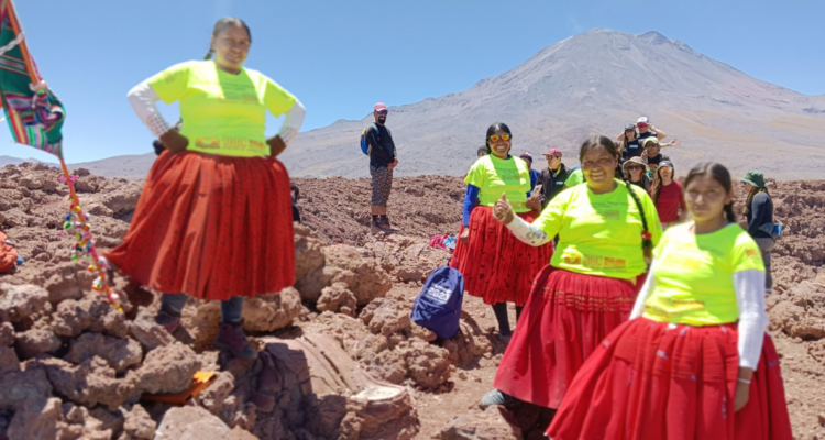 Cholitas Escaladoras van por un nuevo reto al escalar la cima del Everest.