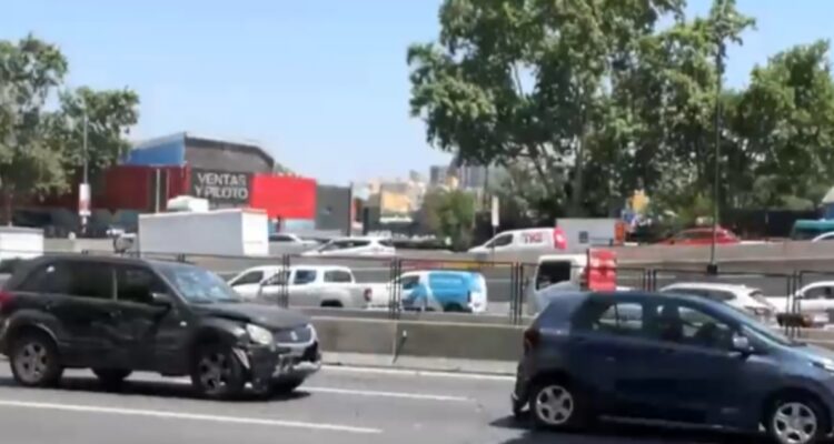 VIDEO | Cámara de La Radio capta choque de vehículos en medio de despacho en vivo en la Ruta 5