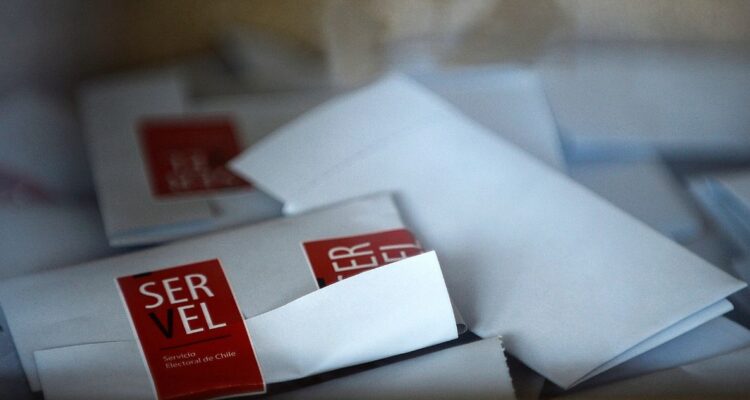 Comienza el cierre de mesas en elecciones regionales y municipales marcadas por voto obligatorio