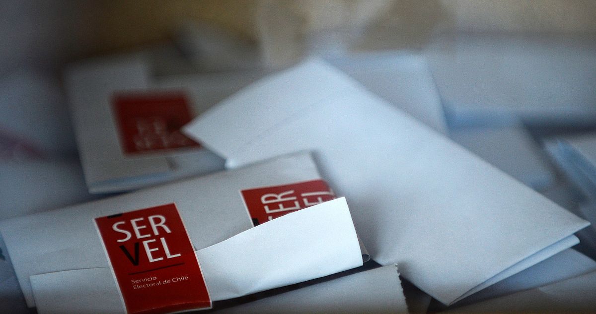 Comienza el cierre de mesas en elecciones regionales y municipales marcadas por voto obligatorio