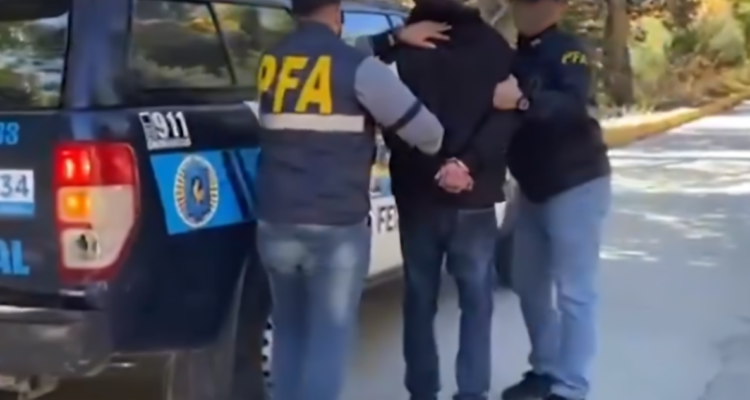 Hallan a mujer desnuda y con pierna amputada al costado de ruta en Argentina: hay un chileno detenido