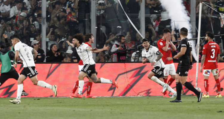Colo Colo doblegó a Católica en el Campeonato Nacional.