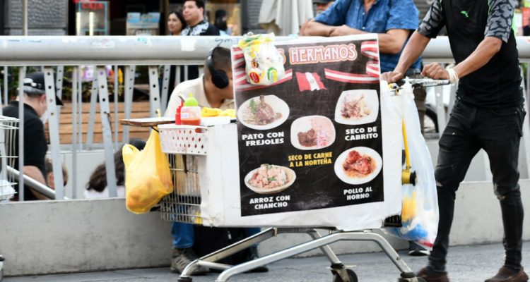 A estas enfermedades te arriesgas si compras comida en la calle