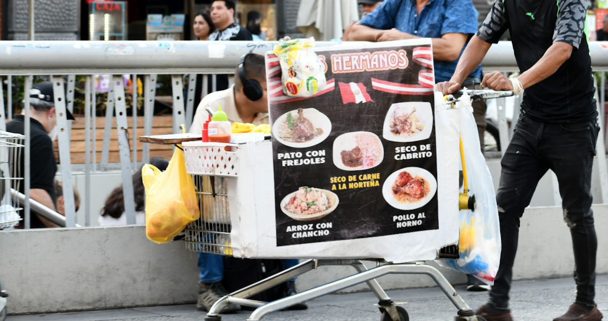 A estas enfermedades te arriesgas si compras comida en la calle