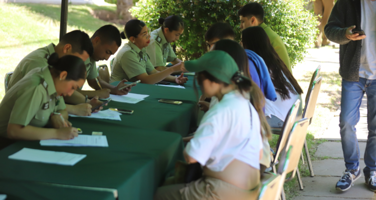 Genta validando constancia hecha en Comisaría Virtual