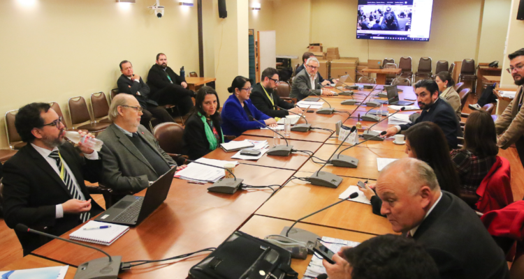 Comisión aprueba proyecto que condona deudas a funcionarios municipales que recibieron pagos en exceso