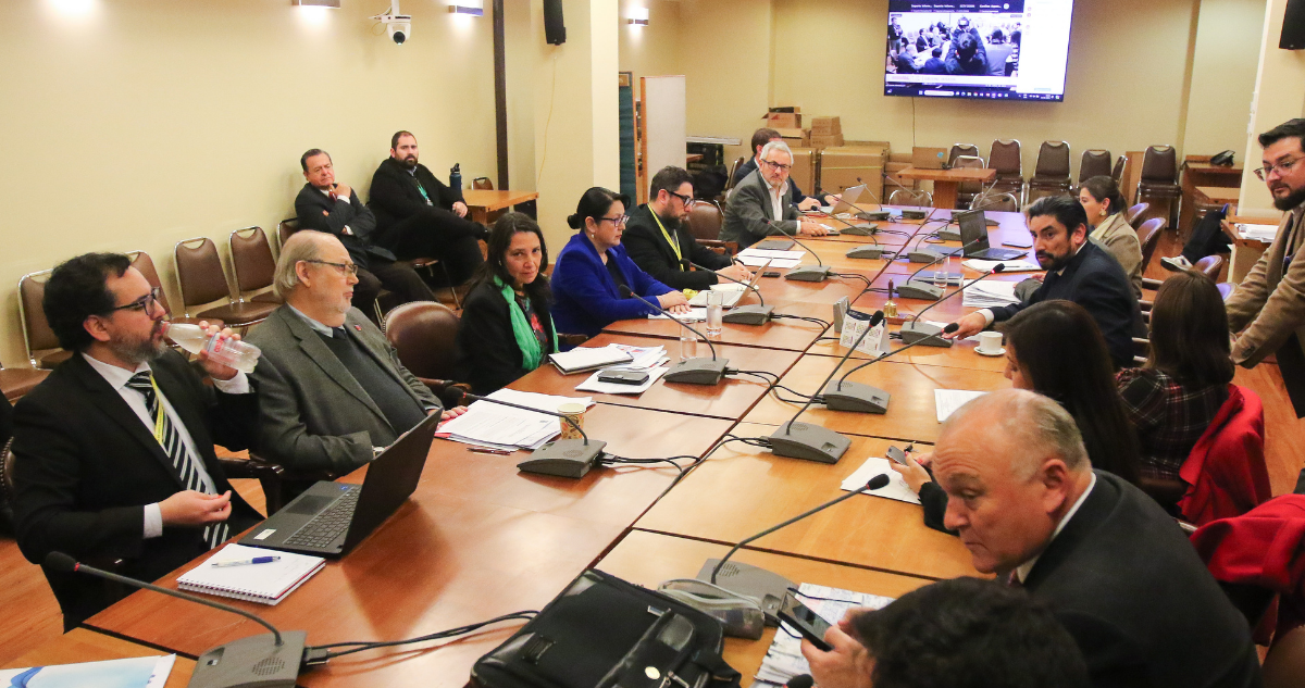 Comisión aprueba proyecto que condona deudas a funcionarios municipales que recibieron pagos en exceso