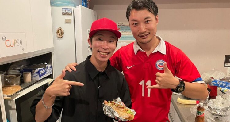 Yuma Ogihara (a la izquierda) junto a un amigo. 