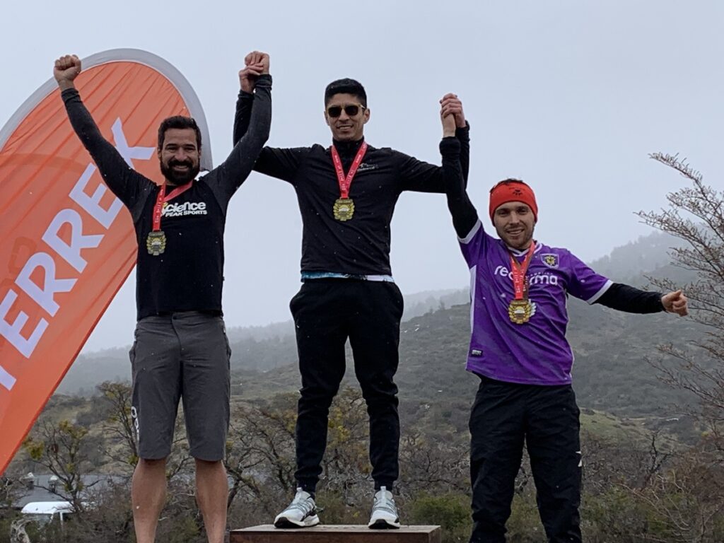 Podio de los 14K de Ultra Paine 2024: Claudio Tobar (1°), Fernando Nazario (2°) y Felipe Rodríguez (3°).