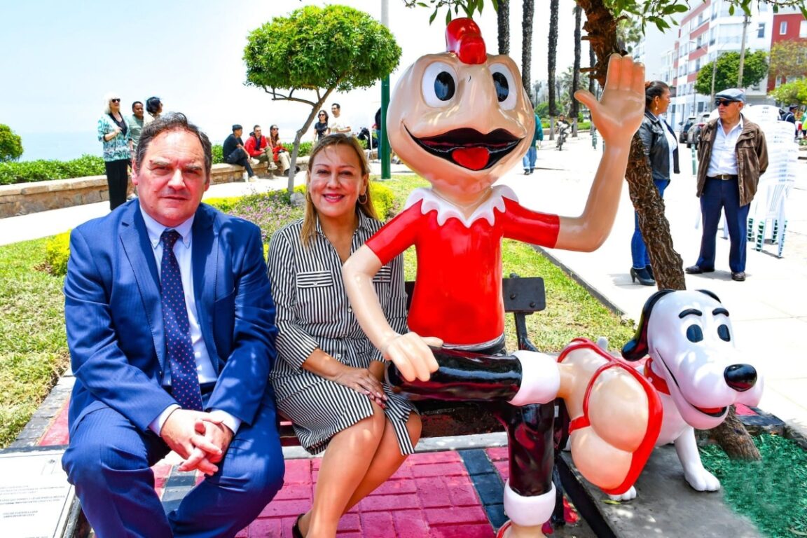 Inauguran estatua de "Condorito" en Lima (y todo gracias a la de Concepción)