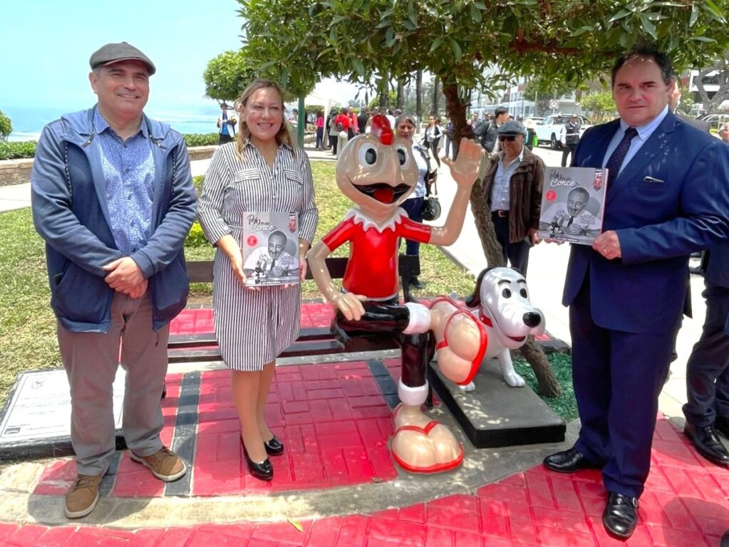 Inauguran estatua de "Condorito" en Lima (y todo gracias a la de Concepción)