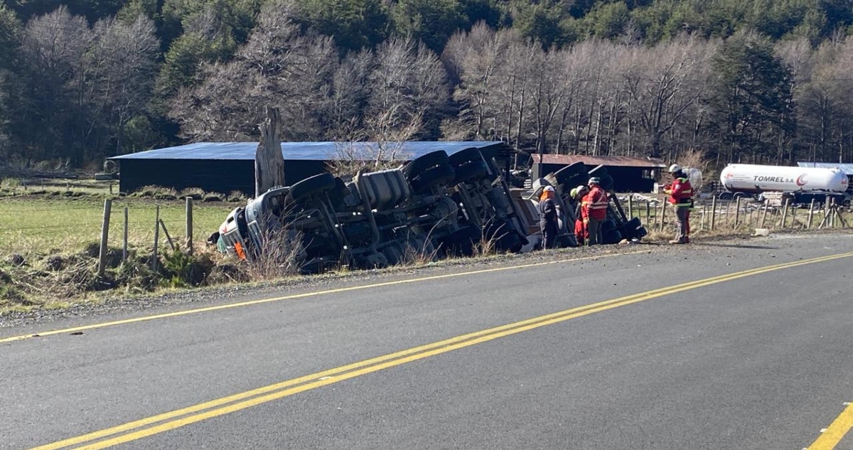 Retiran cuerpo de conductor que murió tras volcar en Curacautín