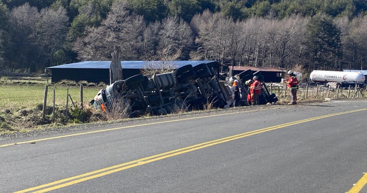 Conductor muerto en curacautín sigue al interior de camión a 24 horas del volcamiento