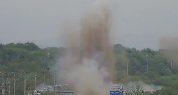 Detonación hecha por Corea del Norte de parte de la carretera de la Línea Gyeongui
