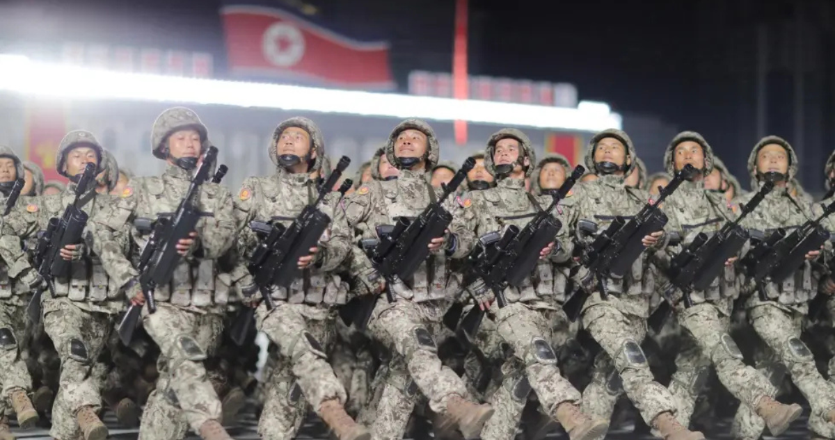 Soldados marchan en un desfile por la fundación de Corea del Norte en Pyonyang 