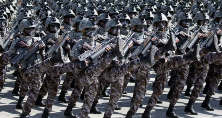 Soldados marchan en un desfile por la fundación de Corea del Norte en Pyonyang