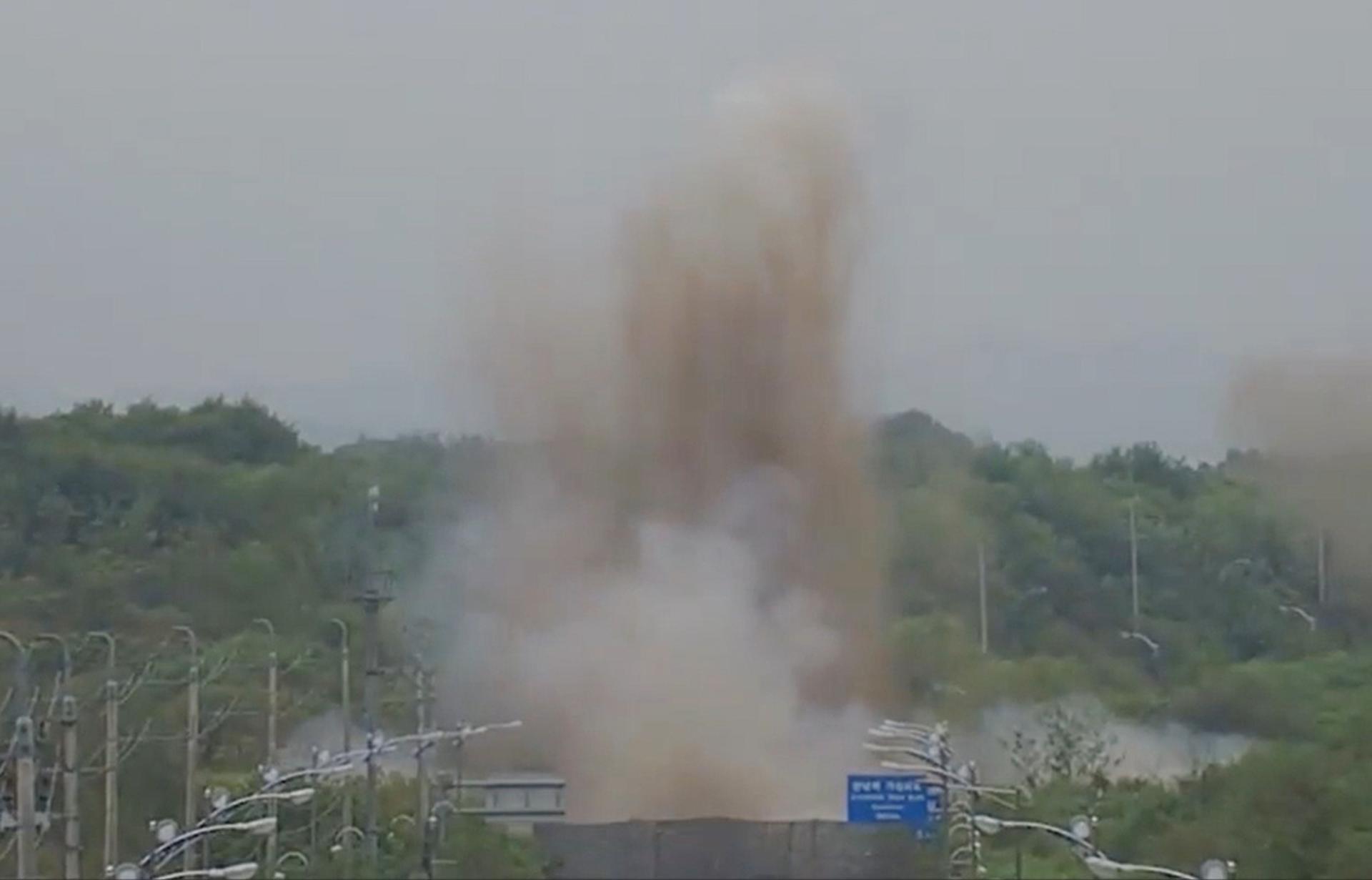 Detonación hecha por Corea del Norte de parte de la carretera de la Línea Gyeongui