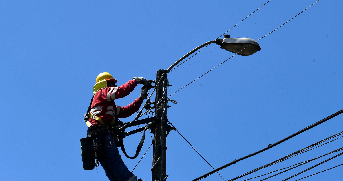 Trabajador de compañía de luz en medio de corte de suministro eléctrico en Concepción