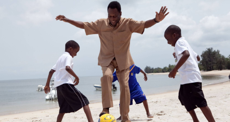 Hubieran sido 84 años: iluminan Cristo Redentor de la ‘Verdeamarela’ en memoria de ‘O Rei’ Pelé
