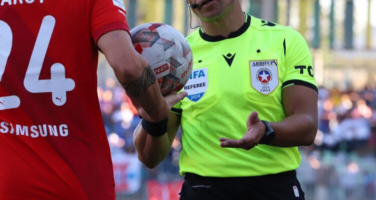 en medio de las negociaciones con la ANFp, sabes cuánto dinero gana un árbitro de fútbol en Chile, sea profesional o FIFA por partido y mensual.