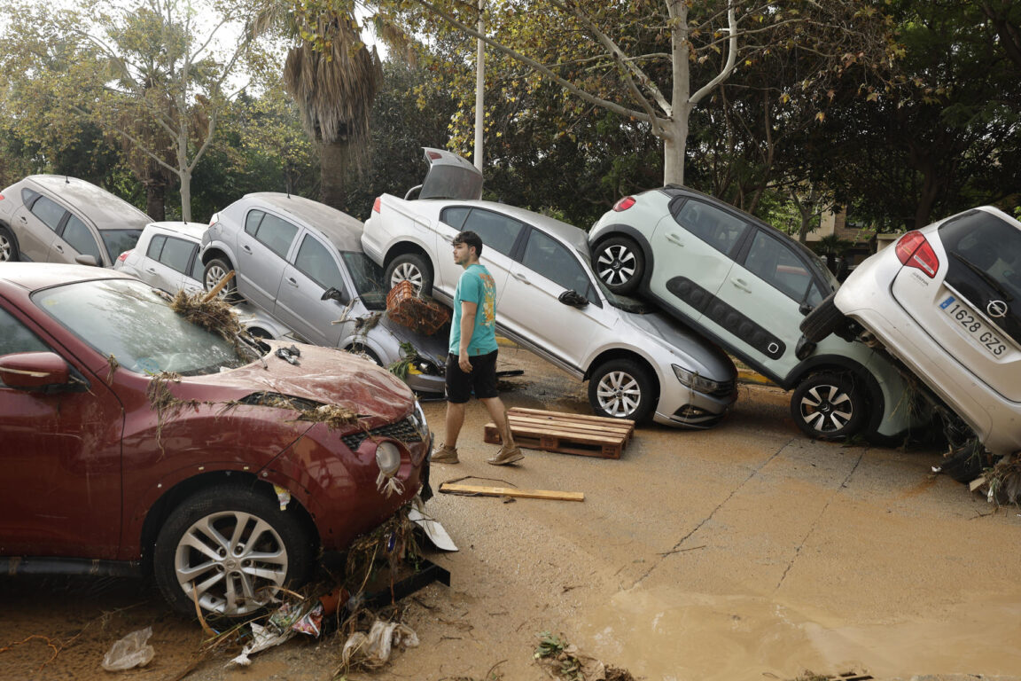 Estado en el que se encuentran varios vehículos en Picaña (Valencia) 