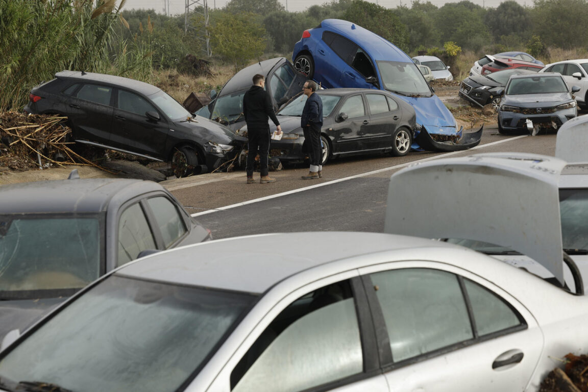 Estado en el que se encuentran varios vehículos en Picaña (Valencia)