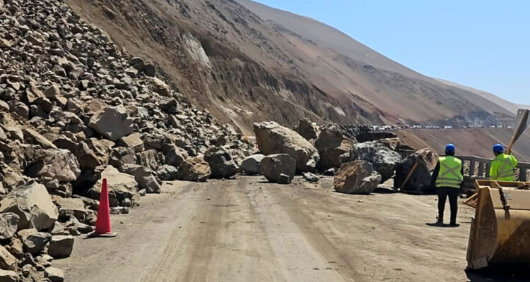 Decretan Alerta Roja en Arica y Parinacota por rodado de grandes rocas sobre Ruta 5 Norte: vía cerrada