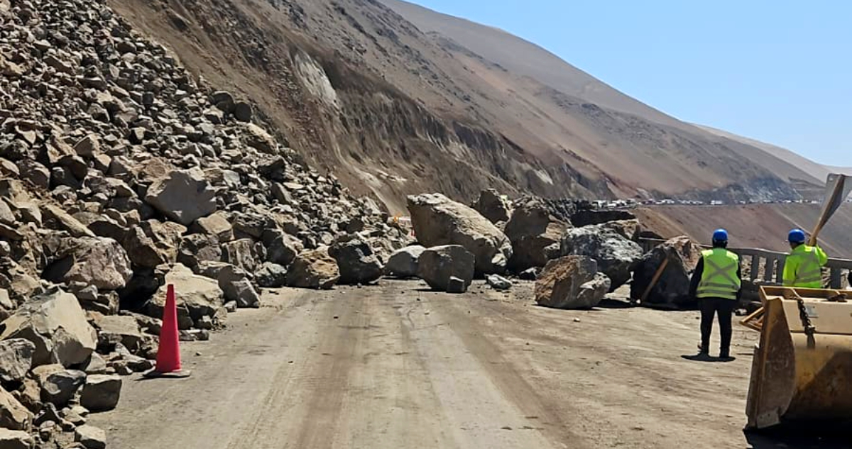 Decretan Alerta Roja en Arica y Parinacota por rodado de grandes rocas sobre Ruta 5 Norte: vía cerrada